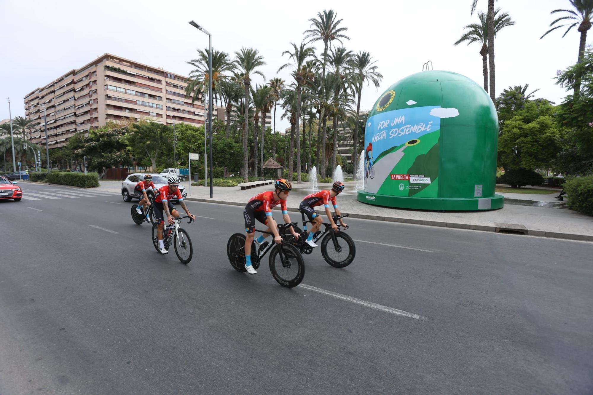 Los corredores y equipos de la Vuelta ya se dejan ver por las calles de Alicante