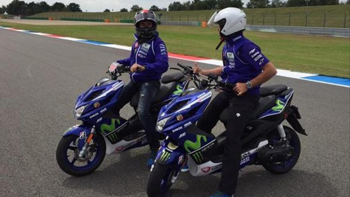 Lorenzo ha inspeccionado la pista en su scooter