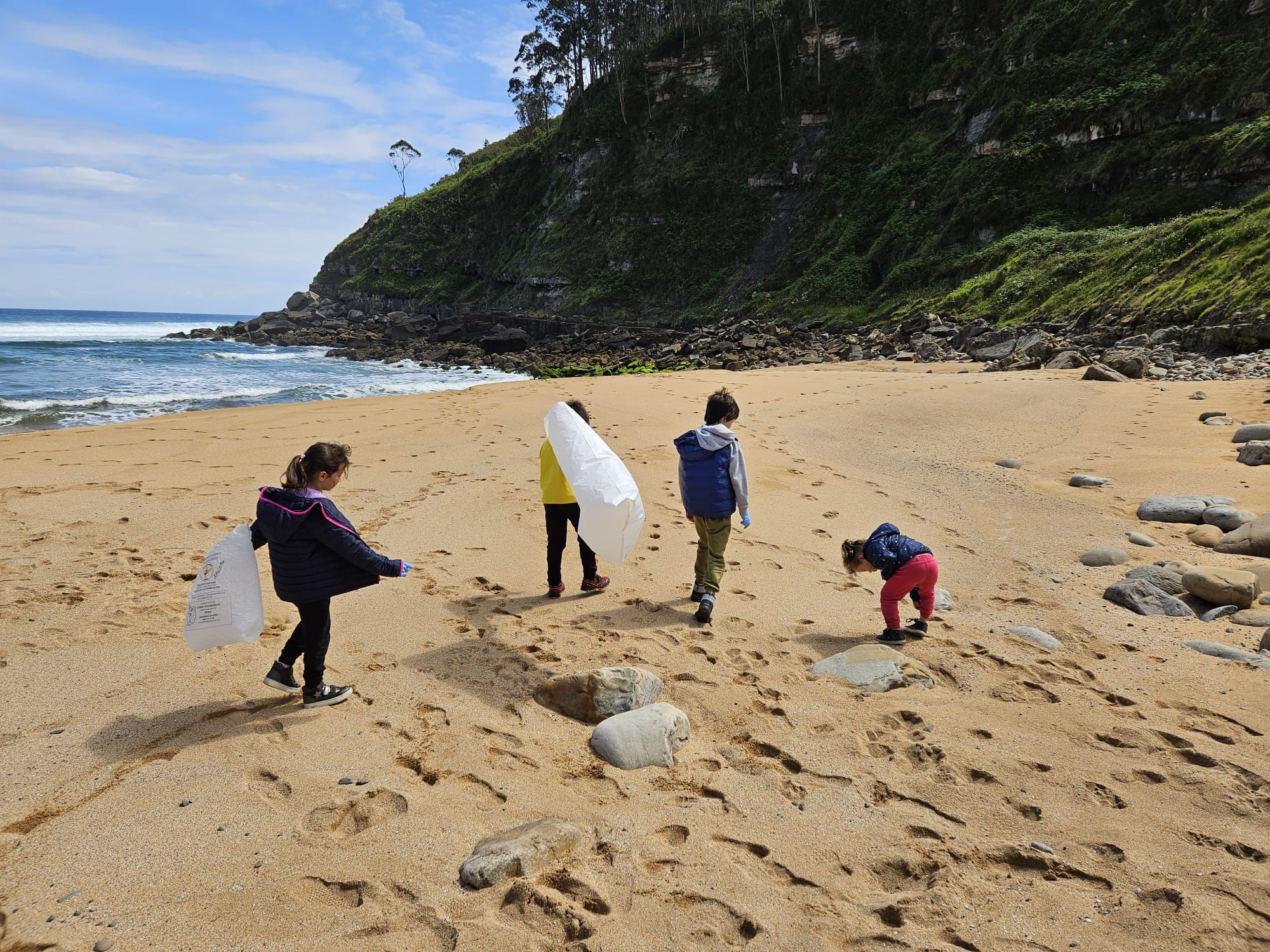 Embajadores medioambientales: los alumnos del CRA Les Mariñes limpian playas y ríos