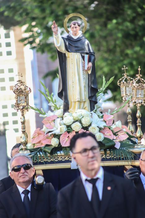 La imagen de San Vicente portada a hombros exclusivamente por varones salió en procesión por las calles de Callosa de Segura, como es tradición cada segundo lunes de Pascua