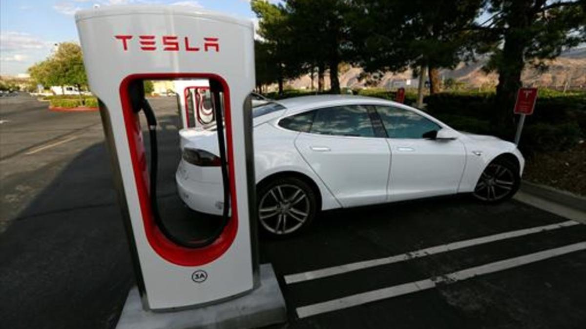 Un Tesla S conectado a un punto de recarga en California.