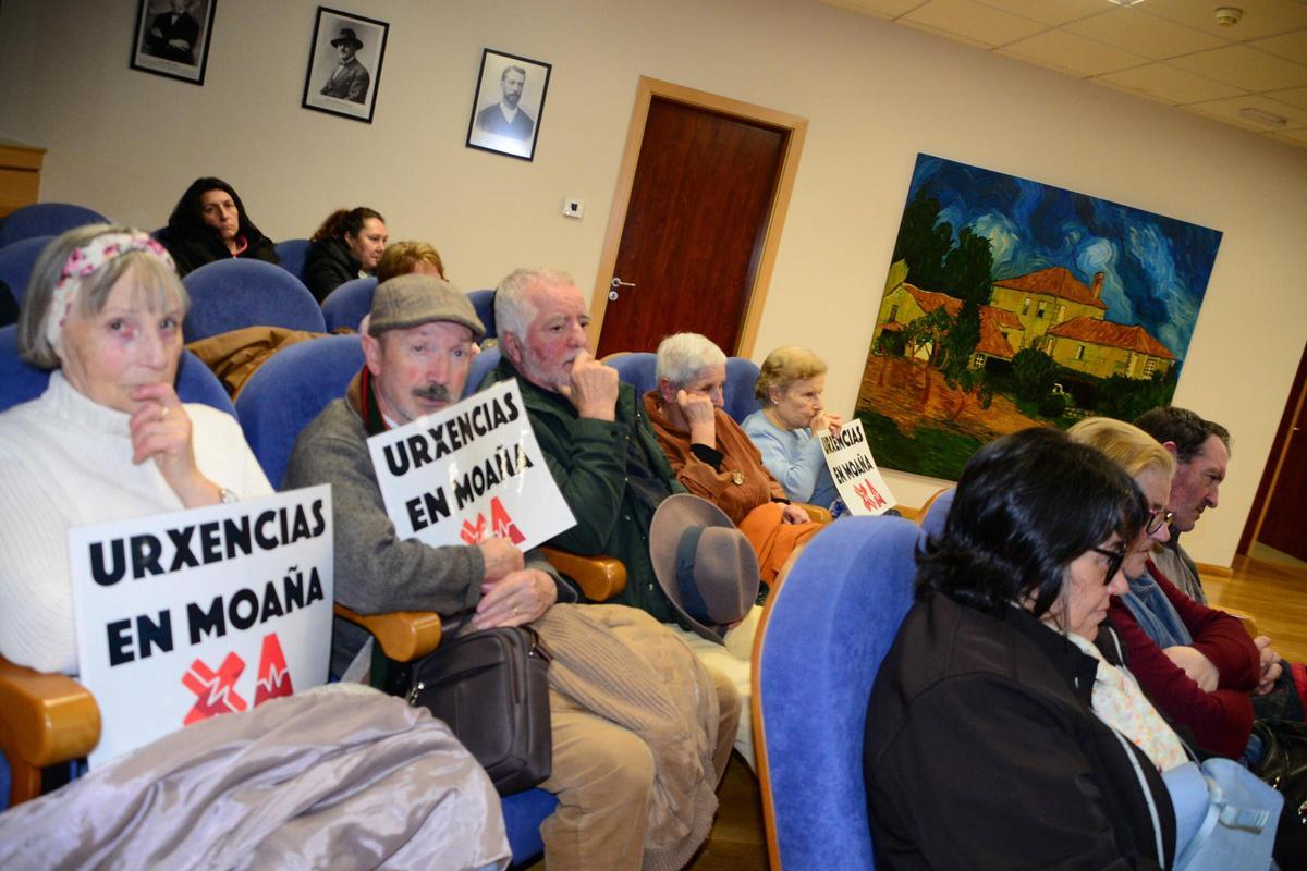 Asistentes al pleno con carteles reivindicativos de regreso de las urgencias a Moaña.