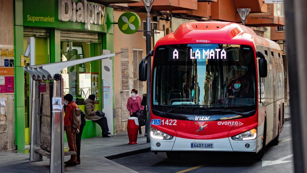 Una de las principales paradas de autobús del actual servicio en la calle Ramón Gallud