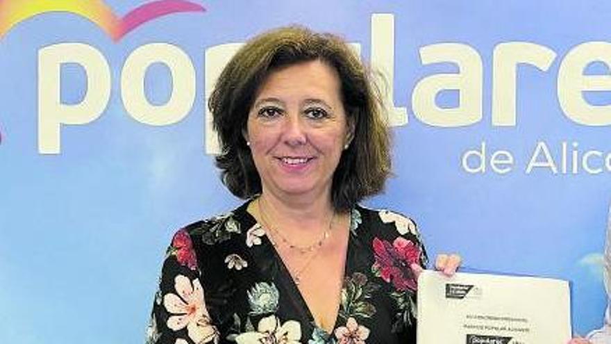 La diputada provincial  de Hacienda y alcaldesa de Almoradí, María Gómez