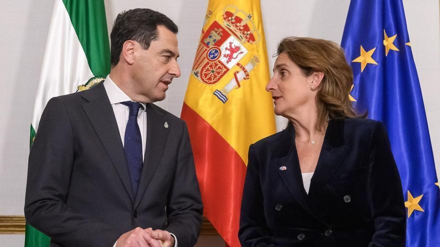 Juanma Moreno y la ministra Teresa Ribera.