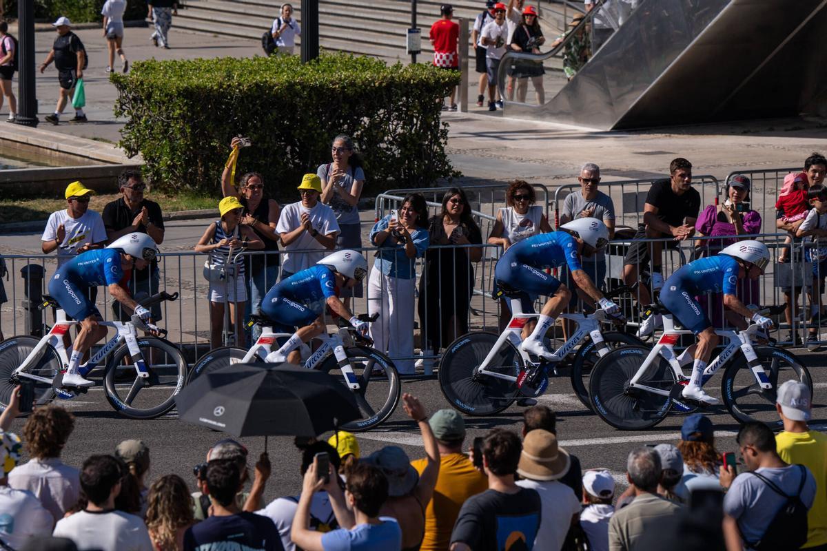 GROUPAMA-FDJ. Ciclistas en la primera etapa del Tour de France a su paso por Avenida Maria Crsitin