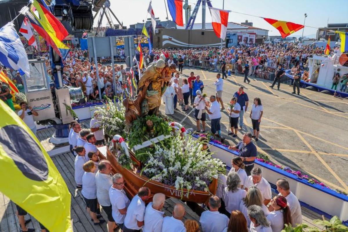 Una imagen de la multitudinaria fiesta de O Grove, aún en tierra.