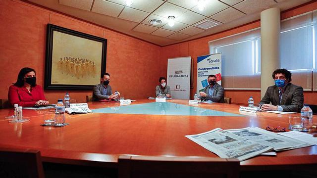 Mari Àngels Marí, Rafa Ruiz, Juan Calvo, Ángel Luis Guerrero y Pedro Puigdengoles durante la mesa de expertos.