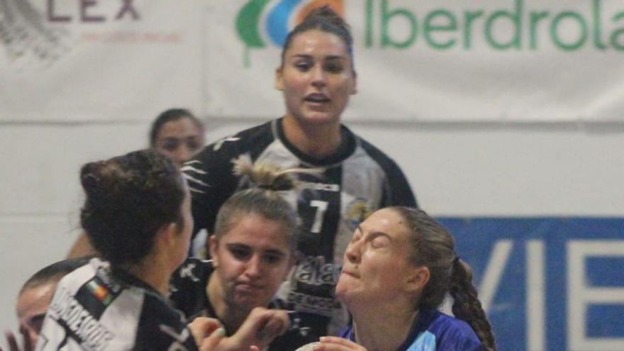 El Lobas Oviedo Balonmano Femenino roza la gesta ante el campeón de Liga