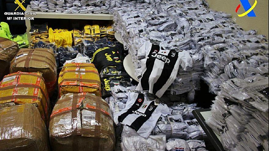 Cajas con las equipaciones deportivas intervenidas en una de las operaciones.