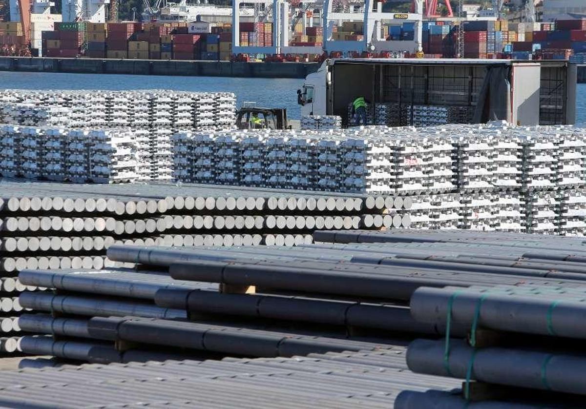 Problemas de espacio ponen en jaque el tráfico del aluminio, líder en los muelles comerciales