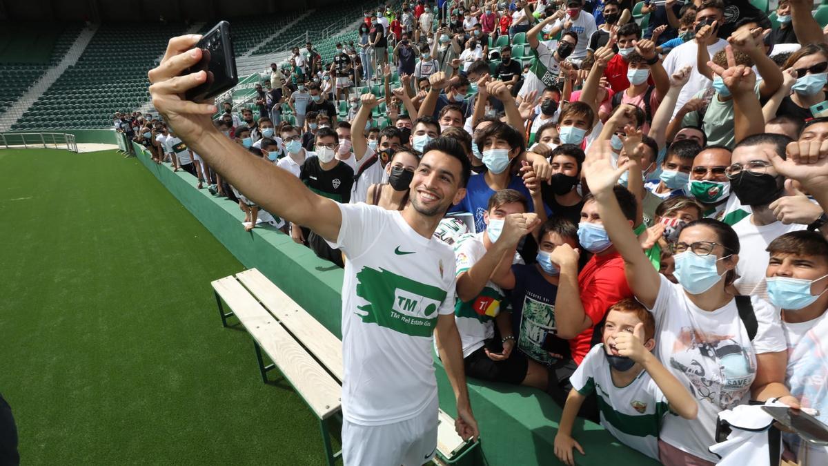 Pastore se hace un selfie con los aficionados del Elche