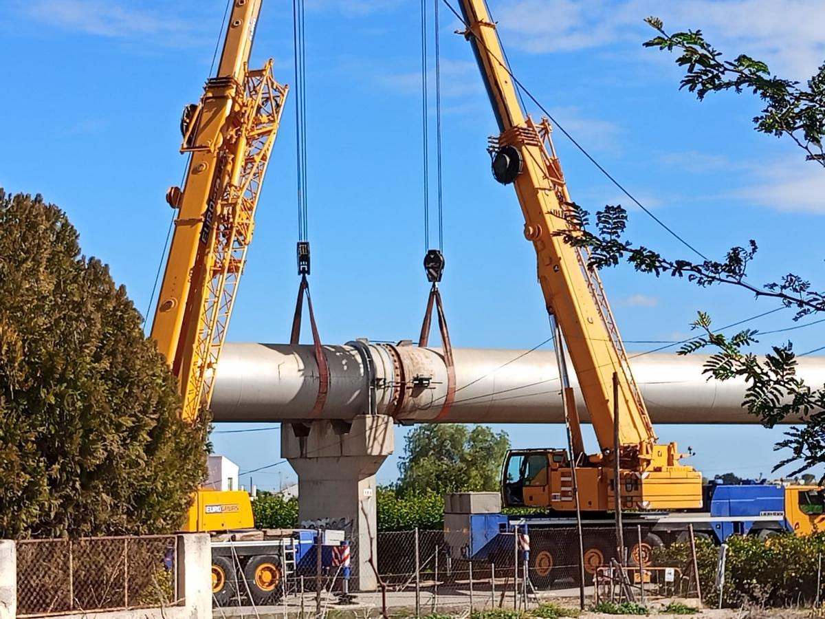 La CHS emplea cinco grúas para arreglar la avería que mantiene cortada la carretera de los "tubos"