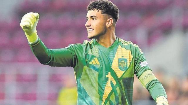 Raúl Jímenez, en un partido con la selección sub-19
