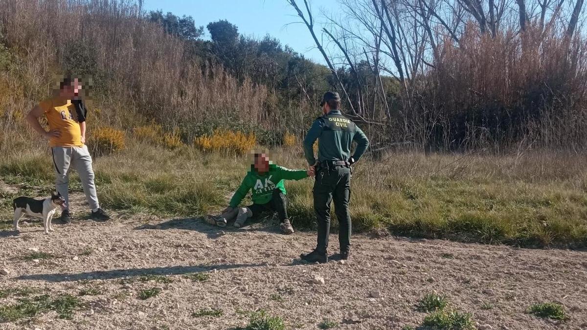 El hombre conversa con un guardia civil tras ser rescatado.