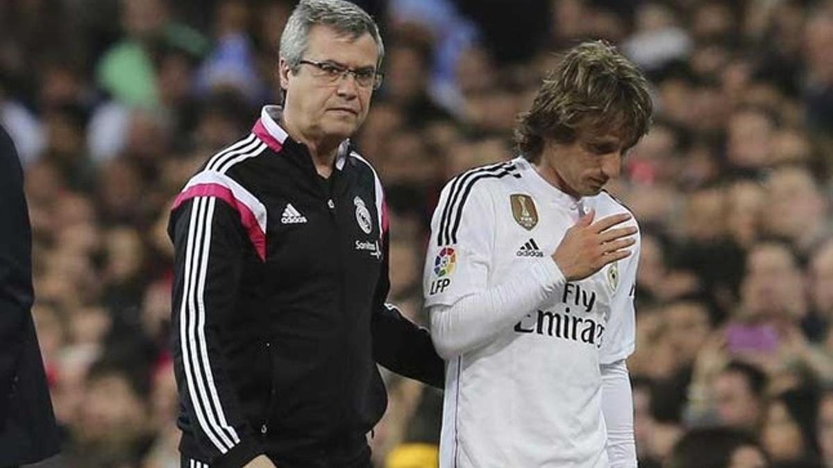 Luka Modric en el momento de retirarse del terreno de juego durante el Real Madrid-Málaga
