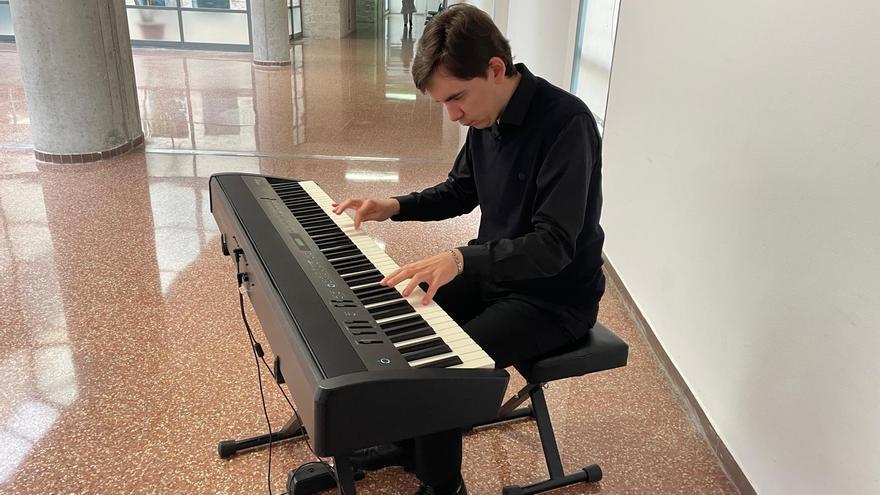 El primer pianista con autismo que tiene el título superior en España emociona con su música a pacientes y trabajadores del Hospital de Sant Joan
