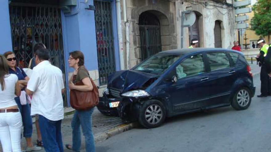 Imagen del coche accidentado en el centro de Dénia.