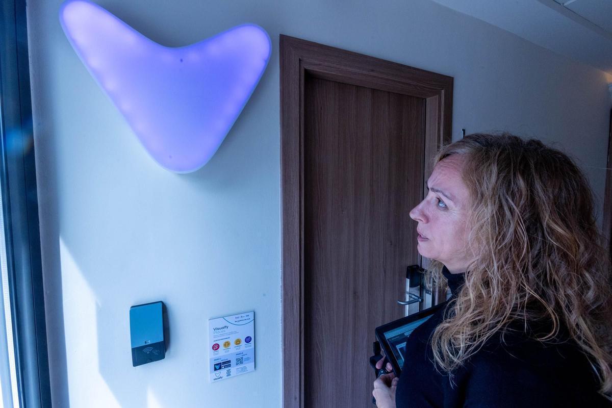 Uno de los sistemas de alarma gestionado por IA en un hotel para personas con problemas de audición.