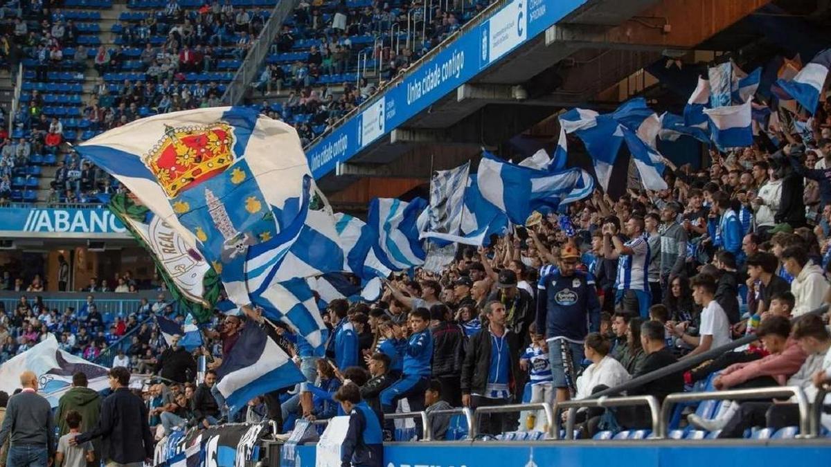 Aficionados, en la grada de animación del Deportivo