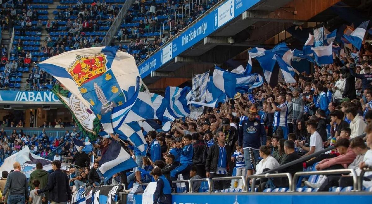 Aficionados, en la grada de animación del Deportivo