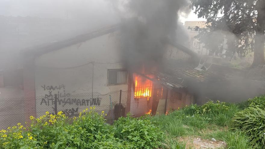 Casa que ha ardido en la cuesta de los Mártires de Huesca.