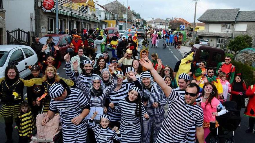 Desfile por las calles de Aldán en una anterior edición de su Carnaval. // G.Núñez