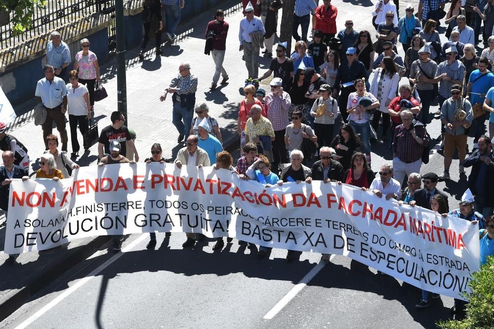 Marcha de 4.000 personas por la fachada marítima