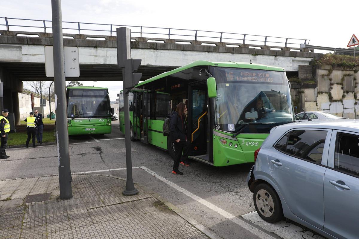 EN IMÁGENES: Impactante accidente entre un coche y un autobús en la entrada de Avilés