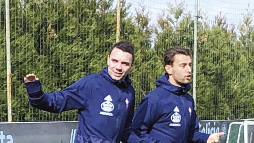 Iago Aspas saluda a los aficionados, ayer, junto a Kevin Vázquez. // JCG