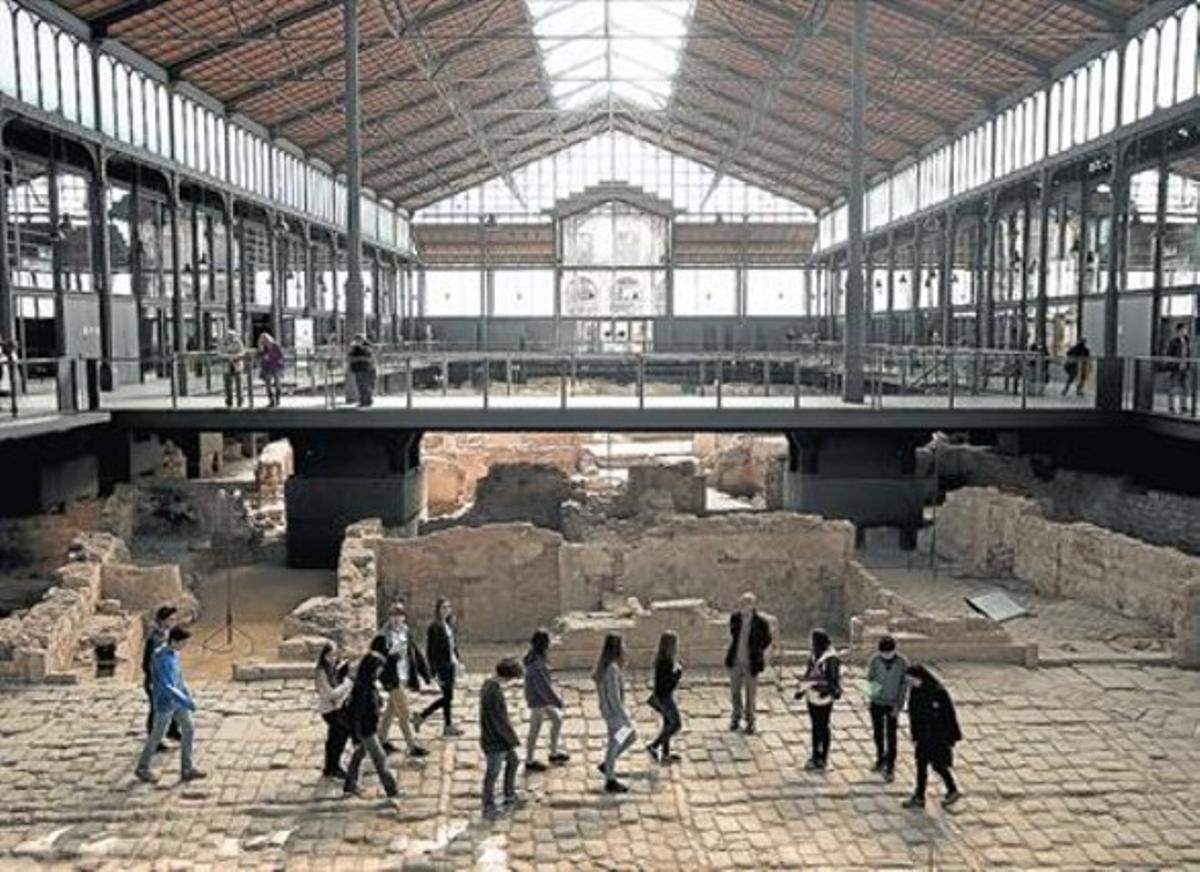 Un grup visita el jaciment del Born Centre Cultural, l’any passat. Un grup visita el jaciment del Born Centre Cultural, l’any passat.