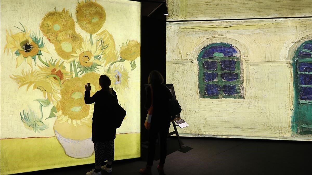 Meet Vincent van Gogh, es una exposición inmersiva y tridimensional que explora la intrigante vida del pintor, que puede visitarse en el Port Vell.