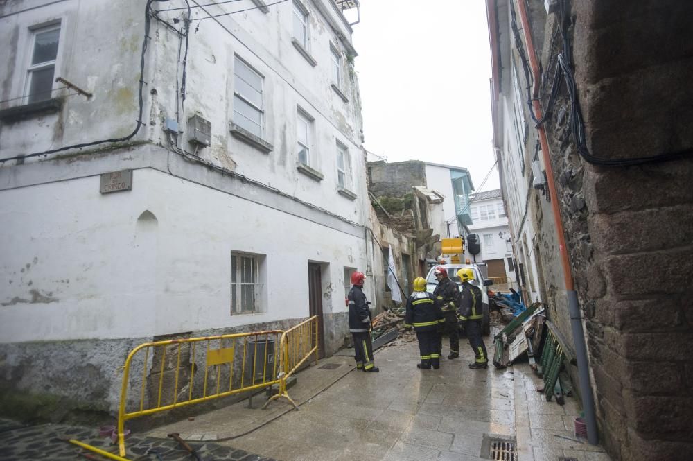 Dos casas en ruinas se derrumban en Betanzos