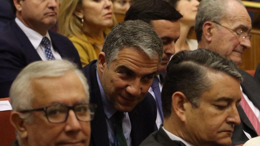 Una imagen de Elías Bendodo, junto a Arenas y Sanz, en el Parlamento andaluz.