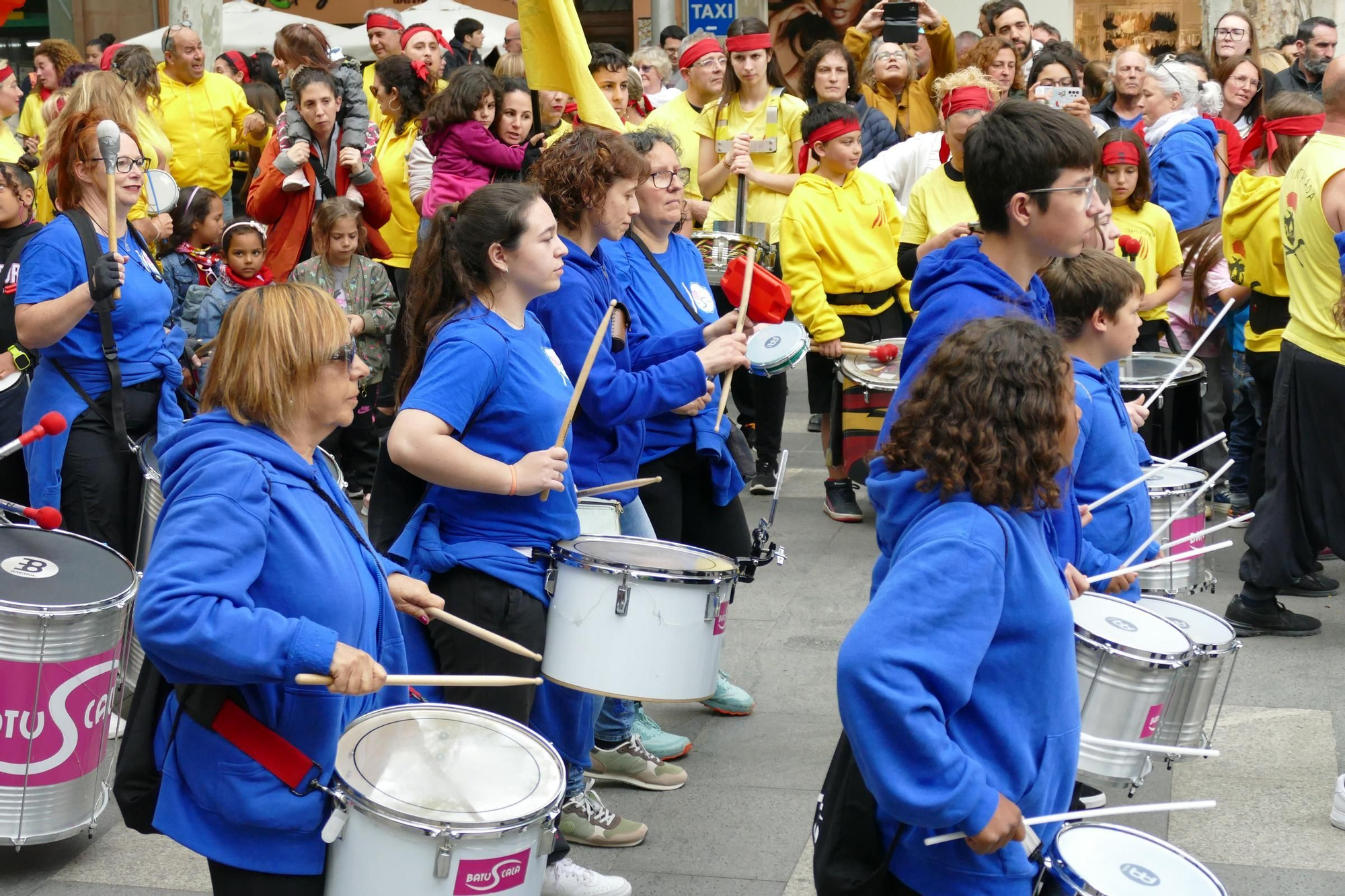 Figueres ressona amb una gran batucada de Santa Creu