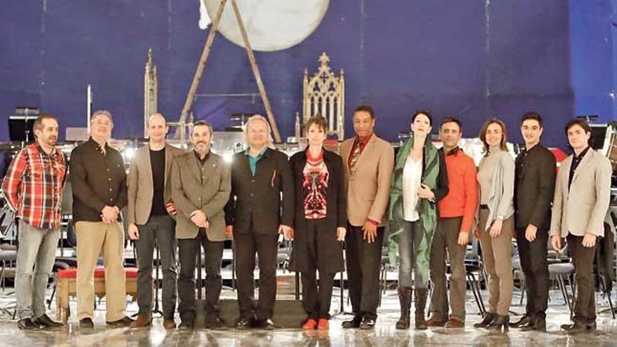 El equipo técnico y artístico de ´Salomé´, ayer, en la escenografía de la ópera de Strauss.