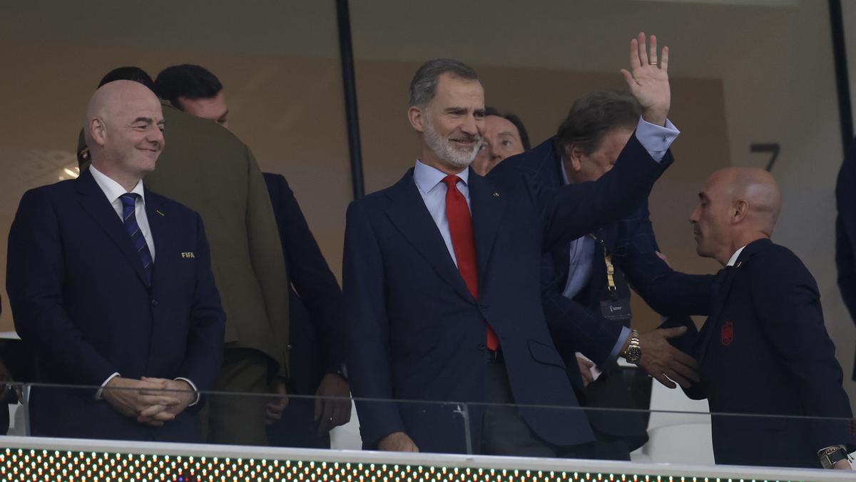 El rey Felipe VI saluda junto al presidente de la FIFA Gianni Infantino, en el partido del Mundial de Qatar España - Costa Rica.