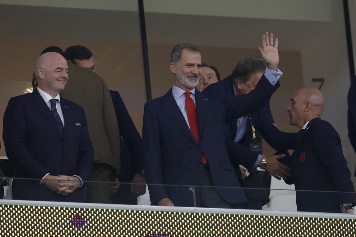 El rey Felipe VI saluda junto al presidente de la FIFA Gianni Infantino, en el partido del Mundial de Qatar España - Costa Rica.