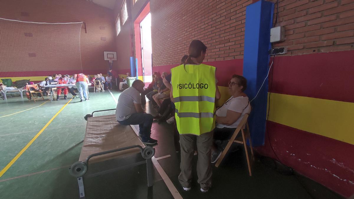 Los psicólogos han atendido durante toda la jornada a los desplazados, en su mayoría personas mayores.