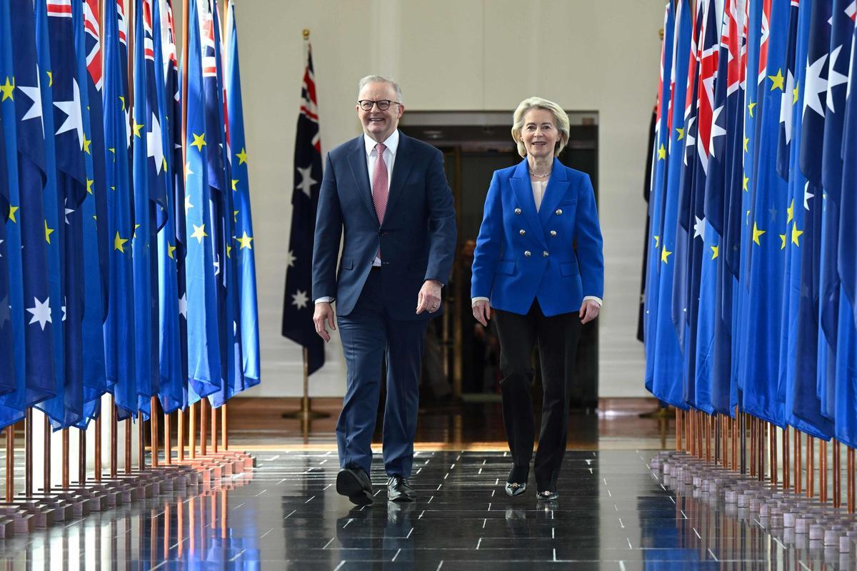 El primer ministro de Australia, Anthony Albanese, junto a la presidenta de la Comisión Europea, Ursula von der Leyen.