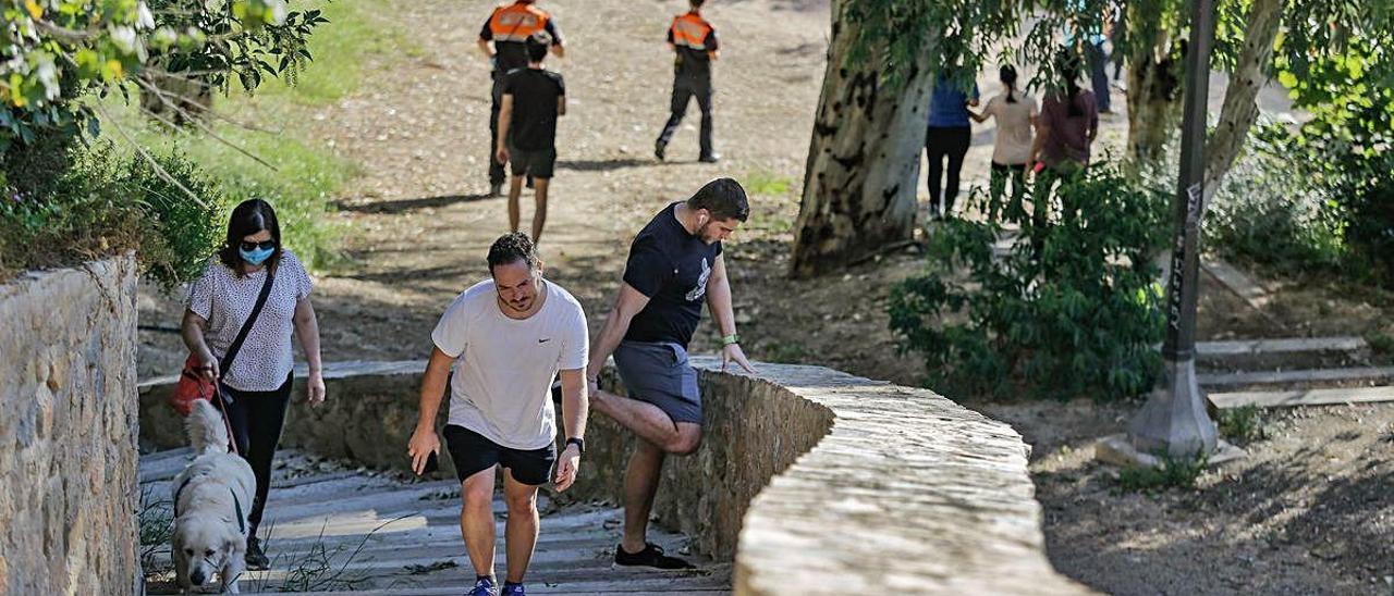 Deportistas practicando ejercicio en la ladera del río Vinalopó de Elche hace unos días.