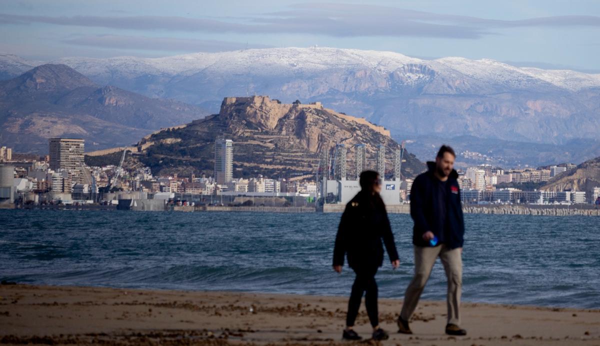 La nieve corona Aitana el Día de Reyes: así se ve desde la playa del Postiguet de Alicante La nieve corona Aitana el Día de Reyes: así se ve desde la playa del Postiguet de Alicante
