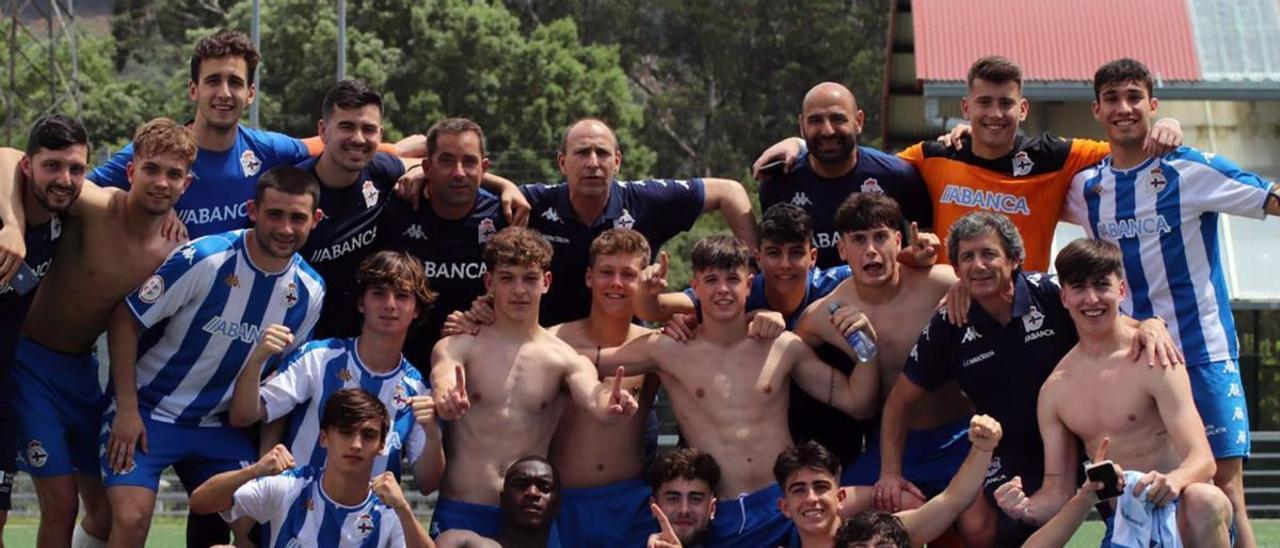 Jugadores y cuerpo técnico del Deportivo, el pasado fin de semana tras clasificarse para la Copa de Campeones. |  // RCD