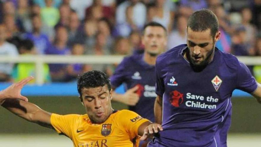 Rafinha disputa un balón a Mario Suárez durante el choque. // Efe