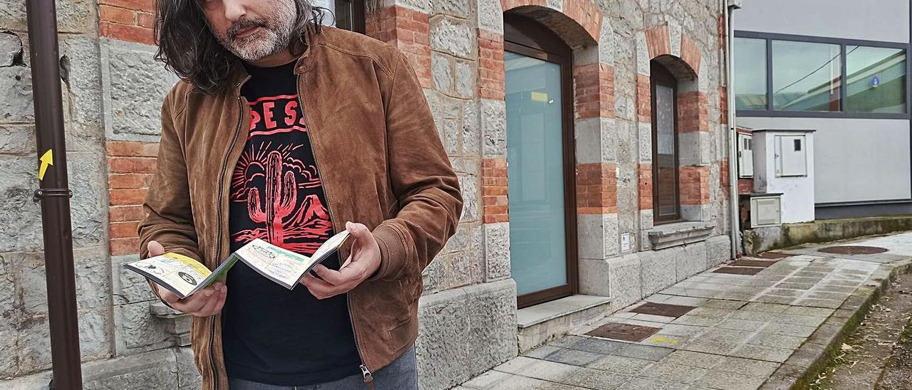 Javier F. Granda, ayer, en el exterior del albergue de peregrinos de Grado, con el registro de su Compostela. | S. A.