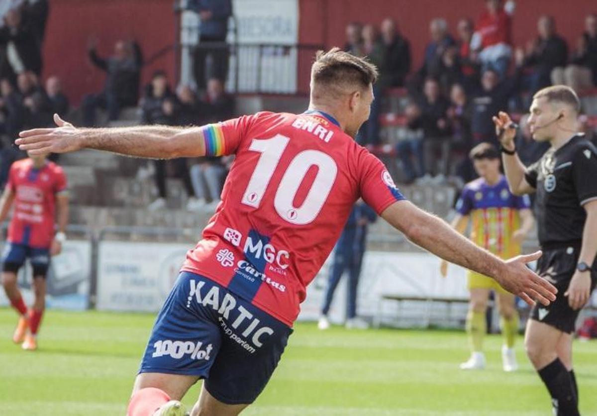 Rubén Enri celebra un dels seus tres gols al Municipal