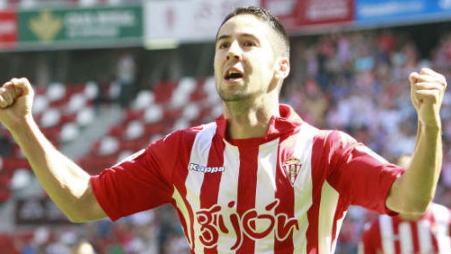 Hugo Fraile celebra un gol con el Sporting