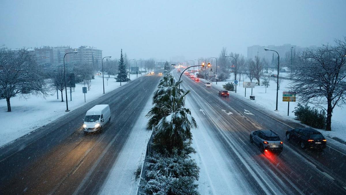 Una carretera de acceso a Zaragoza llena de nieve esta tarde.