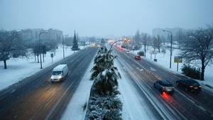 Una carretera de acceso a Zaragoza llena de nieve esta tarde.