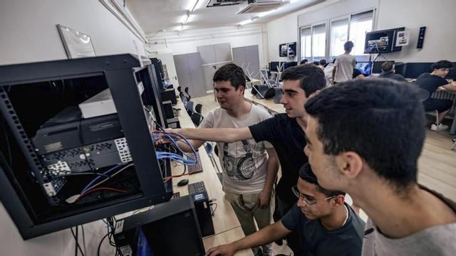 Alumnes d’FP superior en ciberseguretat a l’Institut Tecnològic de Barcelona (ITB). | JORDI OTIX